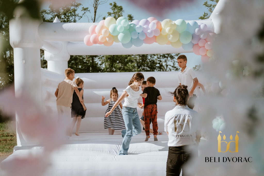 Beli dvorac