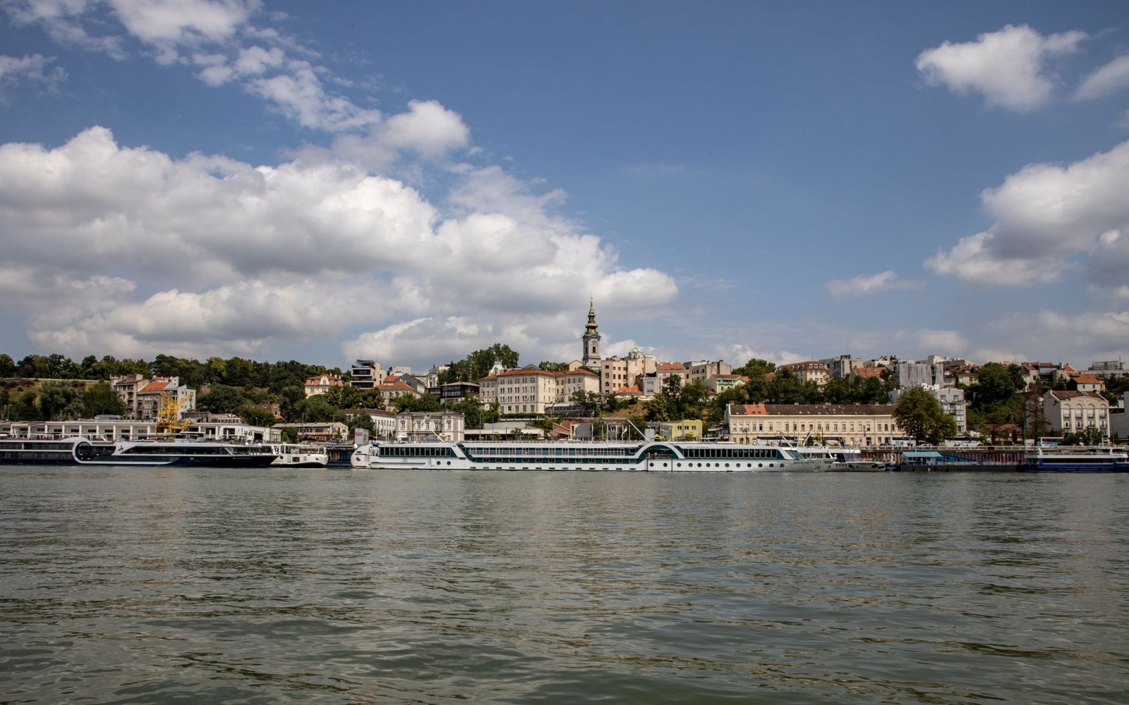 Pogled na Beograd sa reke i brodove uz obalu