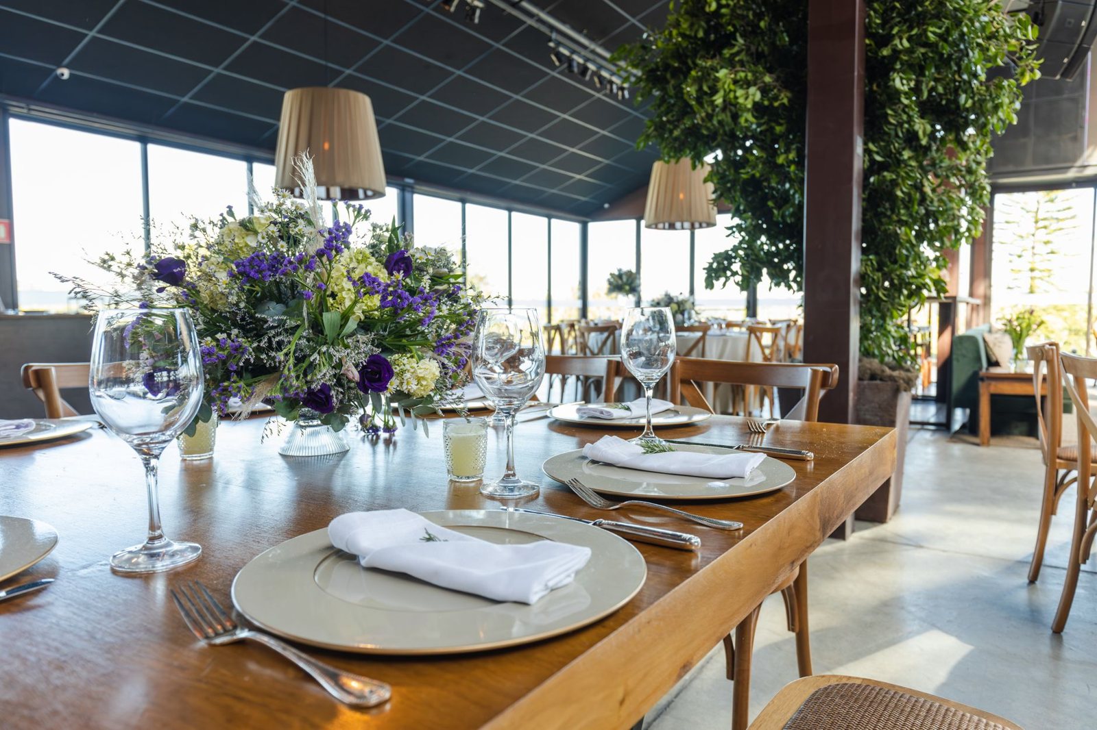 Restoran sa staklenim zidovima i postavljenim stolom